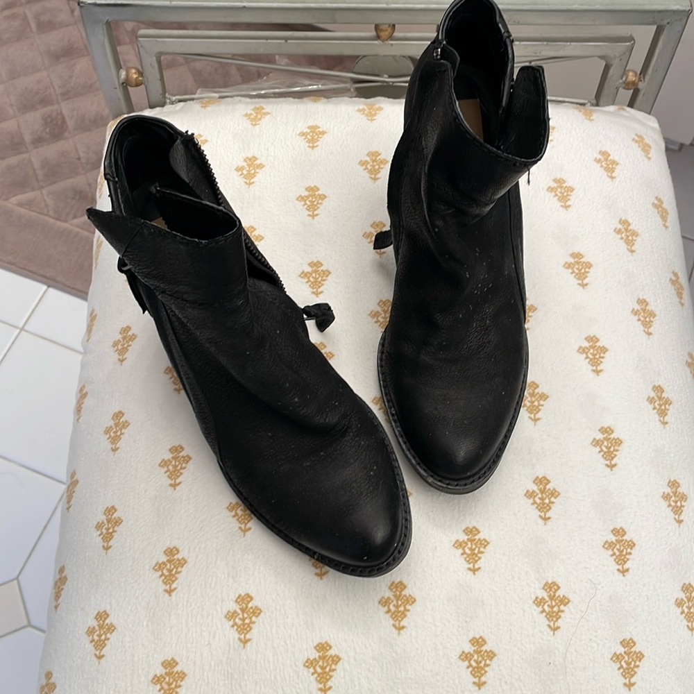 Dolce vita size 7 black leather bootie
